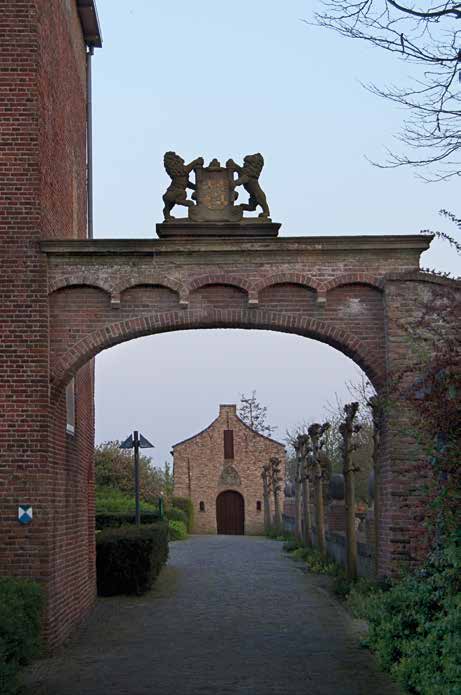 Boerenbedrijf bij het Oude Slot Cees Peper en Marloes van Buuren Het Oude Slot is bekend als het statige poortgebouw met de Vredesbrug, de Duivenpoort, het theehuis en het omringende terrein.