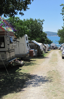 Gesprekken 1-3 Kennenlernen Op de camping kom je een meisje/een jongen tegen. Jullie maken kennis met elkaar. A: Hallo, spreek jij Engels? B: Nee, maar ik spreek Duits. A: Dat is leuk, ik ook!