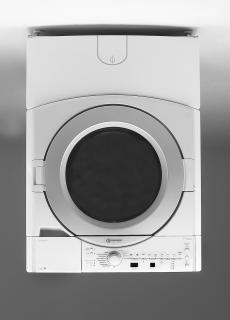 Beschrijving van de wasmachine 1. Werkblad 2. Bedieningspaneel 3. Doseerbakje wasmiddel 4. Servicesticker (op het voorpaneel achter het deurframe) 5. Deur 6.