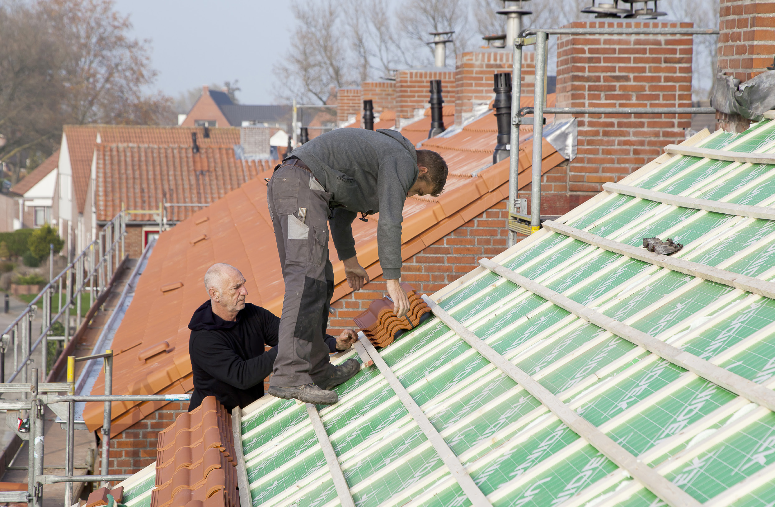 Renovatie VOOR IEDERE RENOVATIEVRAAG EEN PASSEND ANTWOORD De regelgeving voor bestaande woningen wordt steeds strenger, uitmondend in harde eisen voor energielabels bij verkoop en verhuur.