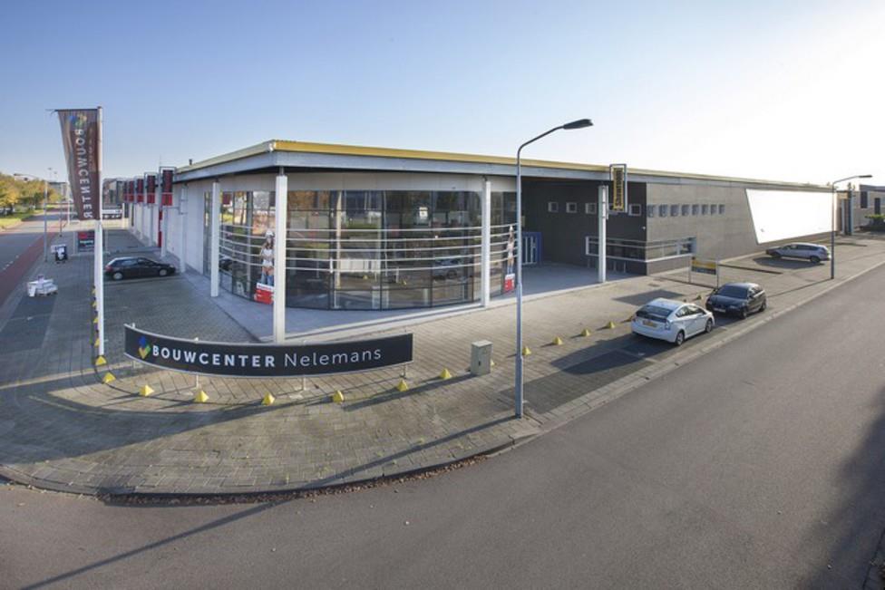 PARKEREN Zowel op eigen terrein als in de directe omgeving is ruim voldoende parkeergelegenheid.