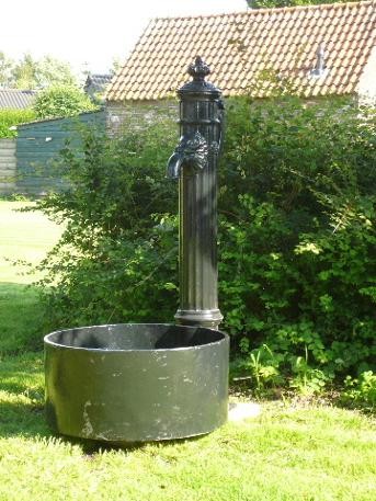 Plaatspomp no.3 Gietijzeren plaatspomp geschikt voor tuin of perk. Deze pomp is een Nederlands ontwerp van IJzergieterij De Prins van Oranje, en werd vanaf ca.