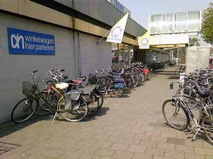 Fietsbalans -2 Hilversum Fietsparkeeronderzoek 12 Kerkelanden (ingang zuid) (Stadsdeel-winkelcentrum) Observatie: 2-6-2007 11:30 uur (locatienummer: 7) Kwantiteit 1 - minder dan 10% van de fietsen