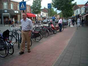 Fietsbalans -2 Hilversum Fietsparkeeronderzoek 14 Kwaliteit 2-100% van de fietsparkeervoorzieningen heeft een aanbindmogelijkheid - fietsers gebruiken andere objecten om fiets aan vast te binden