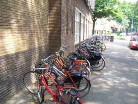 Fietsbalans -2 Hilversum Fietsparkeeronderzoek 20 Kruispunt (Basisschool) Observatie: 8-6-2007 8:30 uur (locatienummer: 17) Kwantiteit 0 - tussen de 10% en de 33% van de geparkeerde fietsen staat