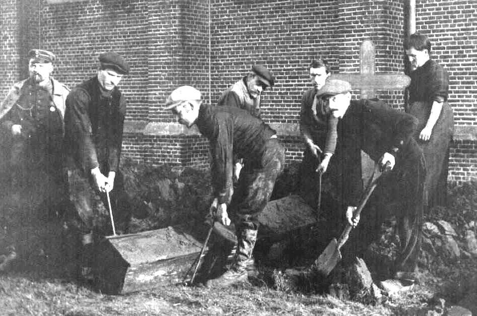 zoals de anderen, een kist. Later zullen de families hun afgestorvenen op het kerkhof van de parochie, die het dichtst bij de plaats van de opgraving ligt, terugvinden. Zo wil het de Duitse overheid.