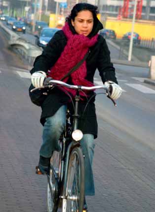 3. Met de auto of met de fiets? 1. Bekijk de foto. Praat met je begeleider. Wat zie je op de foto? Kun je fietsen?