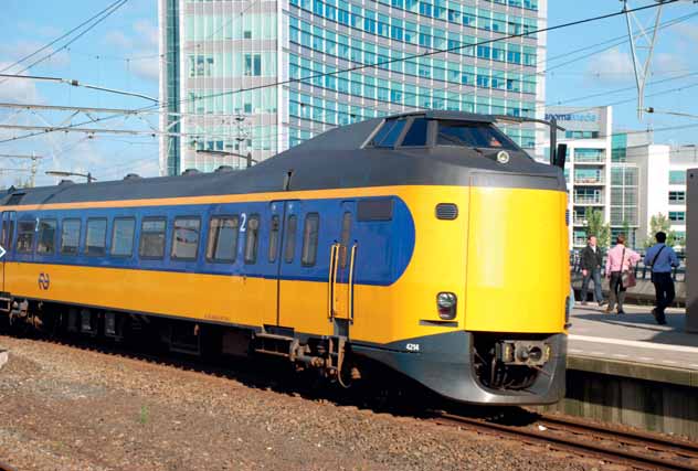 4. Op reis! 1. Bekijk de foto. Praat met je begeleider. Wat zie je op de foto? Hoe vaak reis je met de trein?