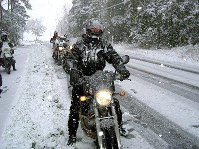 Platgereden sneeuw Een ander verhaal is het als je op platgereden sneeuw moet rijden. Plat gereden sneeuw is glad, daar is niets tegen te doen.