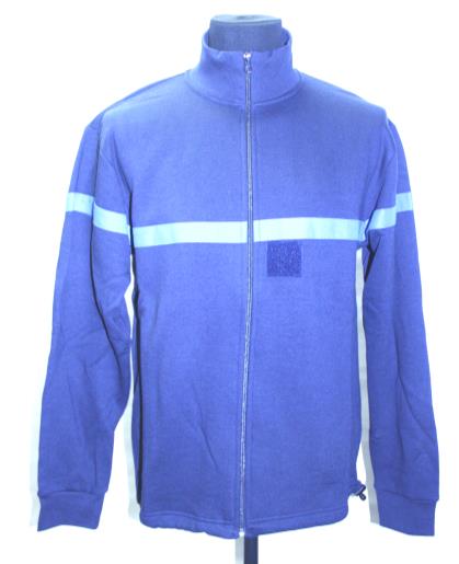 Sweater met blauwe streep - blanco Sweater met blauwe streep, velcro stukje van 5 x 5 cm voor borstpassant 55% acryl / 45% katoen Donkerblauw 23-1915 Korpsnaam, firmanaam, ambulance, kan op