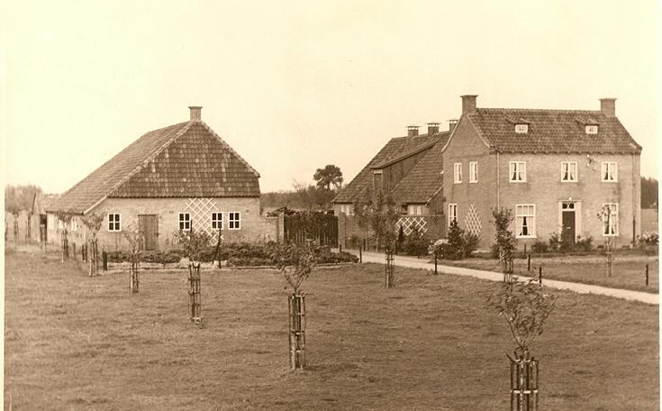 hieronder is te zien dat de eerdere boerderij op een pol heeft gelegen. Net als Kraayenhof heeft Eindsenhof een pilasteromlijsting boven de voordeur gehad, deze is helaas verdwenen.