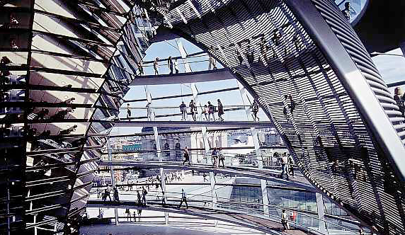 1. Stadswandeling Reichstaggebäude (1894, 1933, 1999) Het Rijksdaggebouw is het Duitse parlementsgebouw in de hoofdstad Berlijn aan het Platz der Republik. Het gebouw dateert van 1894.