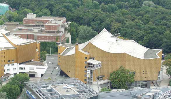 4. Berliner Philharmonie Philharmonie van Scharoun werd gebouwd in 1960-63. De uiterlijke vorm van de Philharmonie is door de zaal bepaald. Het tentachtige dak reikt tot grote hoogte.