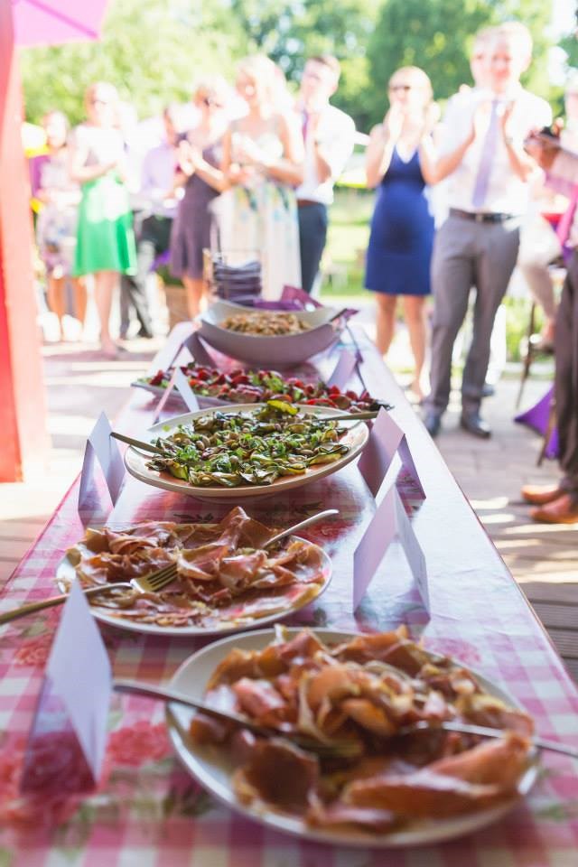 Standaard Buffet 26,95 per persoon Koud Pan con alioli (brood met alioli) Pata Negra (Iberische ham) Manchego (Schapenkaas) Asparragus con salsa Romesco (Groene asperges met romesco) Tortilla met