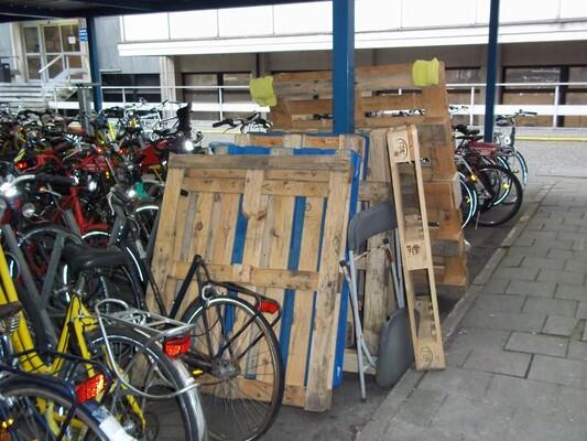 Foto 13: Losse fietsen tegenover Blok B (telling 28/11, 9u) Enkele houten paletten versperren een deel van de