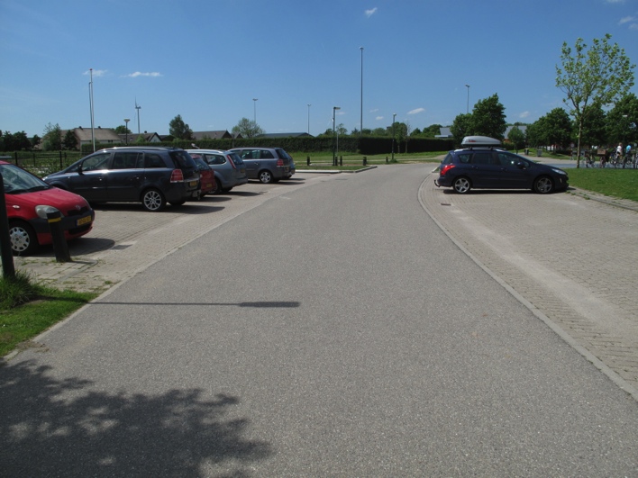 Analyse - Parkeerdruk Schooldag (zonnig) - Tijdens de schouw (dinsdag 13 juni) waren er voor de school (sector 401004) ruim voldoende parkeerplaatsen beschikbaar voor ouders die hun kinderen kwamen