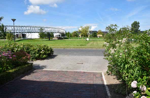 Schitterend afgewerkte, 2/1 kapwoning (bouwjaar 2005) op een kavel van 384 m2 eigen grond. De woning beschikt over een ruime tuingerichte (tevens verlengde) woonkamer met zij-uitbouw.