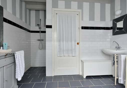 Badkamer Ruime badkamer met twee wastafels, ligbad en inloopdouche.