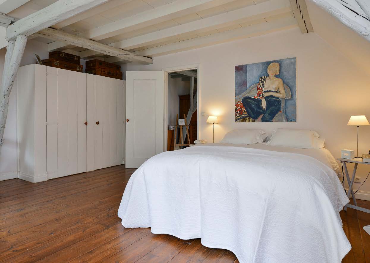 Slaapkamer 1 Royale slaapkamer met vaste kastruime en mooi buitenlicht dankzij twee ramen.
