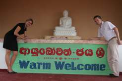 Dit gebouw is in de afgelopen weken gerealiseerd en de monniken hebben de tempel en het Budda beeld ingewijd. Toen was het tijd voor het knippen van de lintjes.