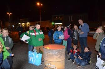 Vooraleer het kaarsvet te gieten moet de wiek stevig verankerd worden. De vierde werkwinkel stond in het teken van het beeldje dat ze op de eerste dag maakten.