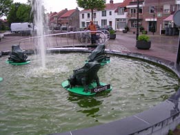 Na rust en douche stappen we opnieuw op de fiets nu voor de 3 km naar Aardenburg. Het restaurant De Tol in Middelburg is vandaag dicht! Aardenburg is een prachtdorp.