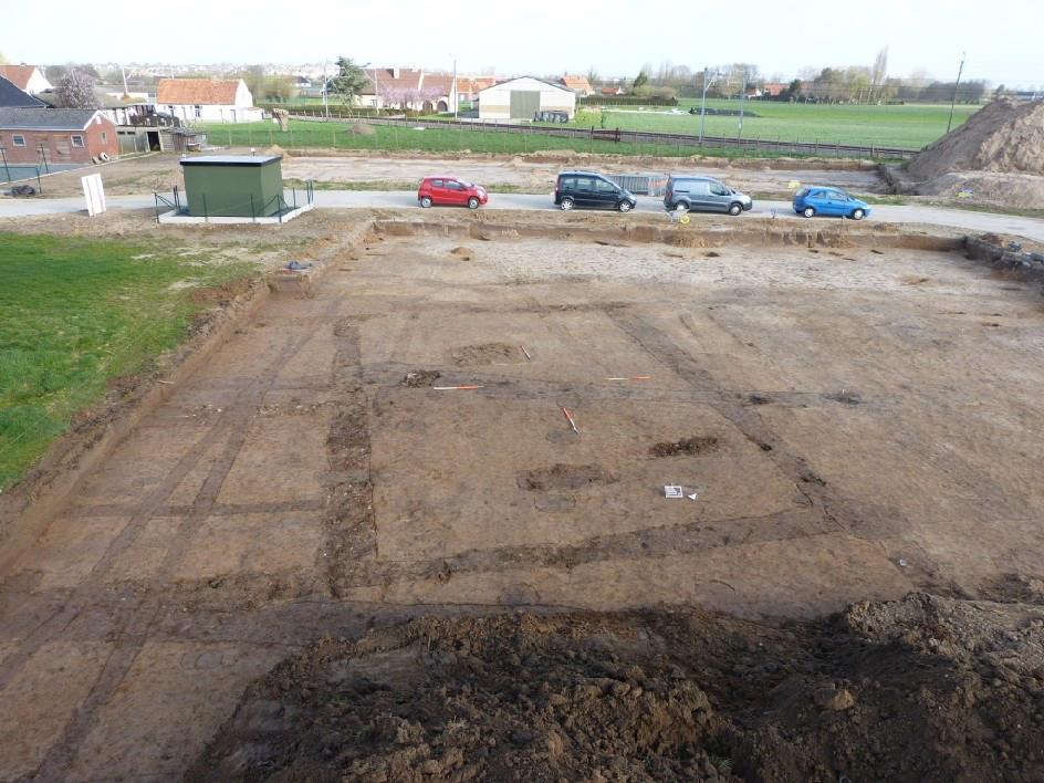 Figuur 3-1: Foto van eerste afgraving met sporen van bouwresten ( All-Archeo) 3.1.2 GESPREK MET ARCHEOLOGISCH ONDERZOEKSBUREAU ALL-ARCHEO Interview met Natasja Reyns op 22 april 2013: -Hoe wordt er nu gewerkt?