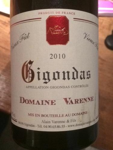 Wijn 8 : Domaine Varenne Gigondas 2010 Ingebracht door : Anca van Vliet Land : Frankrijk Streek : Gigondas Druiven : Grenache 80%, syrah 20& : Mooie rode kleur, nog paarse rand : Heerlijke