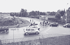 TWEE VLIEGEN IN ÉÉN KLAP kruispunt het snelverkeer, de fietsers en voetgangers duidelijker wil scheiden.