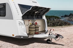 LIFESTYLE HIGHLIGHTS ONCONVENTIONEEL U vervelen kan altijd nog: de KNAUS LIFESTYLE is de perfecte caravan als u steeds op zoek bent naar iets unieks.