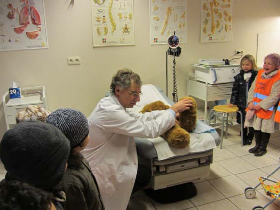 Op bezoek bij de dokter Hatsjie Hatsjoem!!! Oei, ons Bolleke de beer is ziek. Een grote verkoudheid, gevallen van de trap en een wondje aan zijn arm.