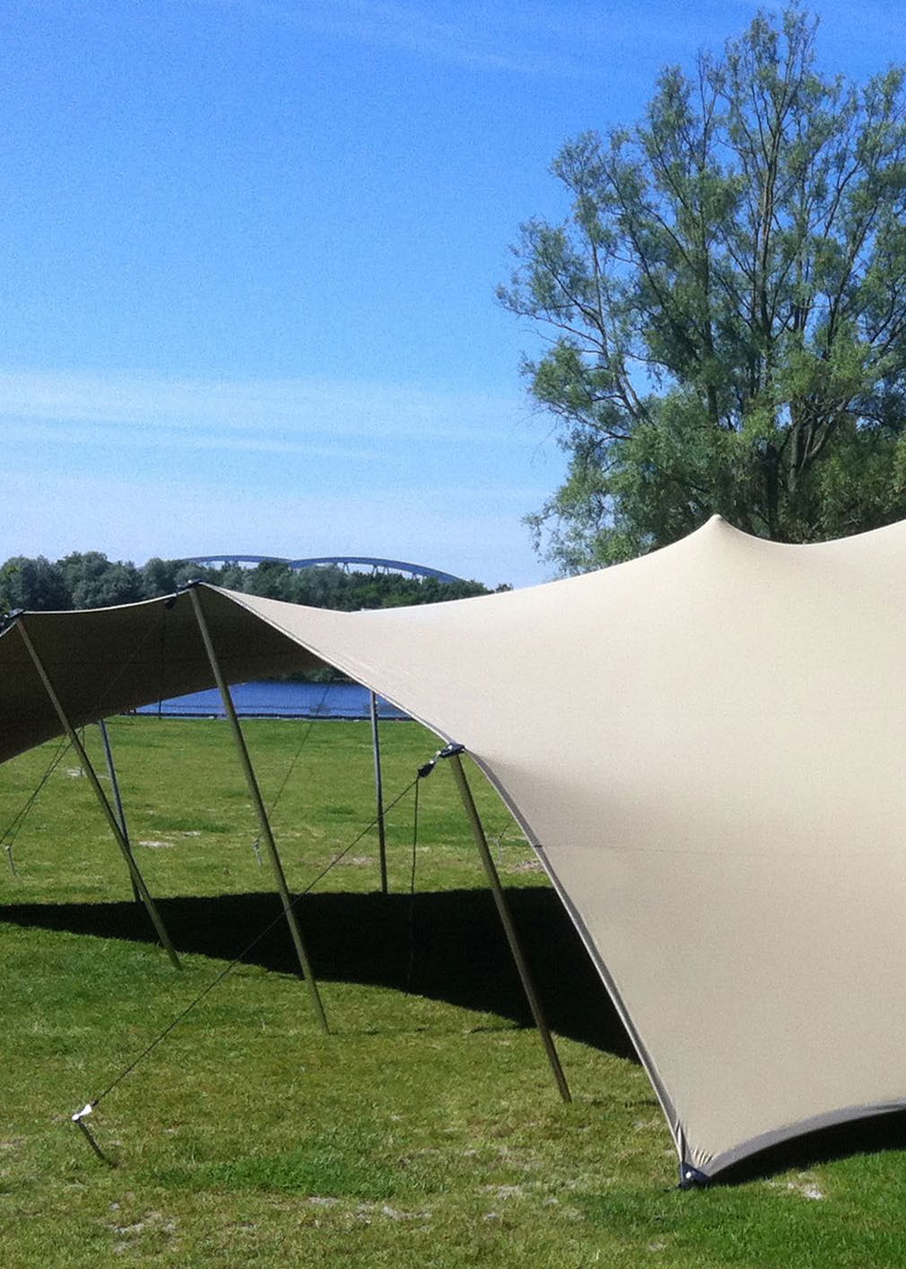 STRETCHTENT HUREN? BIJ STRETCHTENT-HUREN.NL! Bent u op zoek naar een stijlvolle stretchtent die waterdicht, flexibel en betaalbaar is? Voor een bruiloft, feest, festival of ander event?