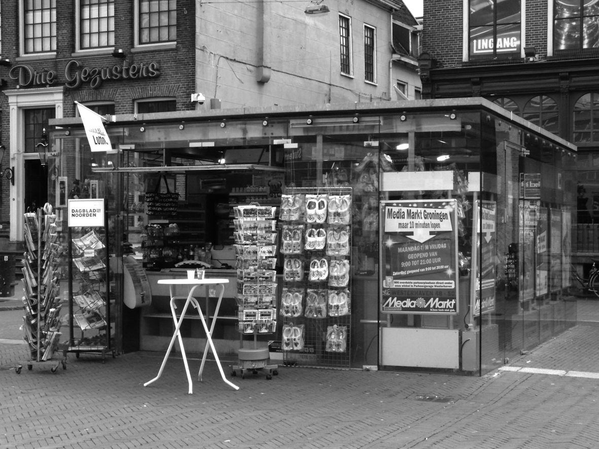 Start >> Werken als verkoper 2 > Start 1 Vragen over de clip Als je werkt in de verkoop, kun je in de detailhandel of retail werken. Dat kan in een winkel, in een supermarkt of in een warenhuis.