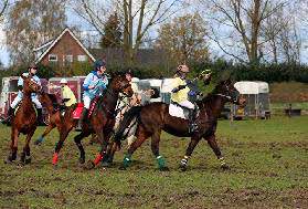 Polocrosse uitleg van het spel Polocrosse is een snelle en spannende paardensport. Het is leuk om te spelen en leuk om naar te kijken. De sport kan het best beschreven worden als Lacrosse te paard.