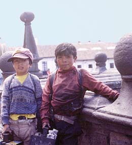 De mensen die in Ecuador op het platteland wonen, denken dat het in de stad veel beter is en daarom trekken ze naar de stad om daar een nieuw bestaan op te bouwen. Maar dat valt tegen!