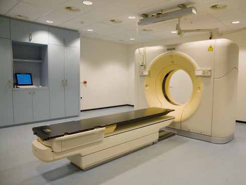 CT-scan Ter voorbereiding op de behandeling brengen wij nauwkeurig de plaats van de tumor en de omliggende organen in het lichaam in beeld.