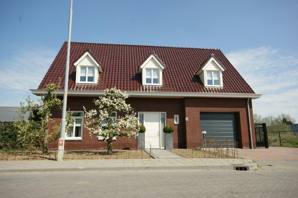 Deze luxueuze woning met loods is nagelnieuw, gebouwd in 2009, en