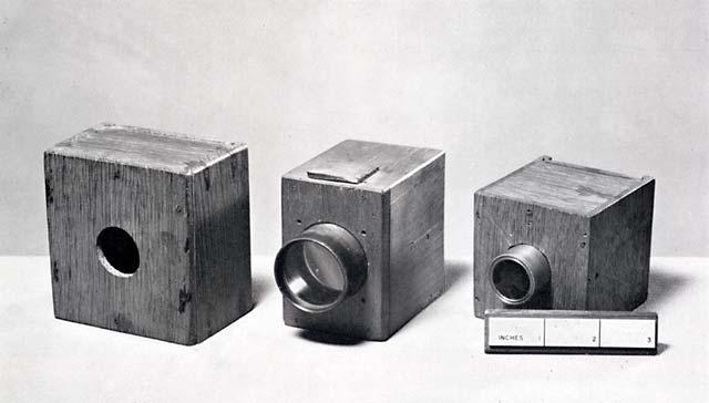Zo omstreeks 1835 vervaardigde Fox Talbot dergelijke negatieven met behulp van kleine houten camera s die de timmerman van zijn landgoed in Lacock, Jozef Froden, voor hem zou hebben gemaakt.