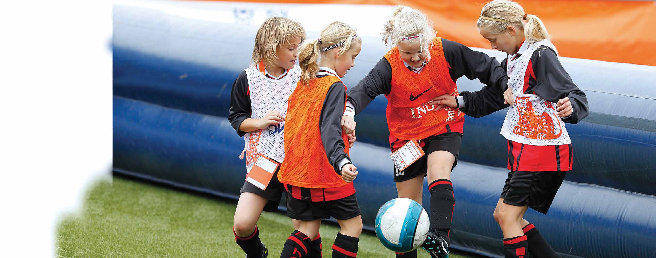 2.9 6 tegen 6 (Afsluiter) Station 6 P J Opdracht Twee teams spelen 6 tegen 6 waarbij het team die de bal heeft probeert te scoren in het doeltje van de tegenstander.