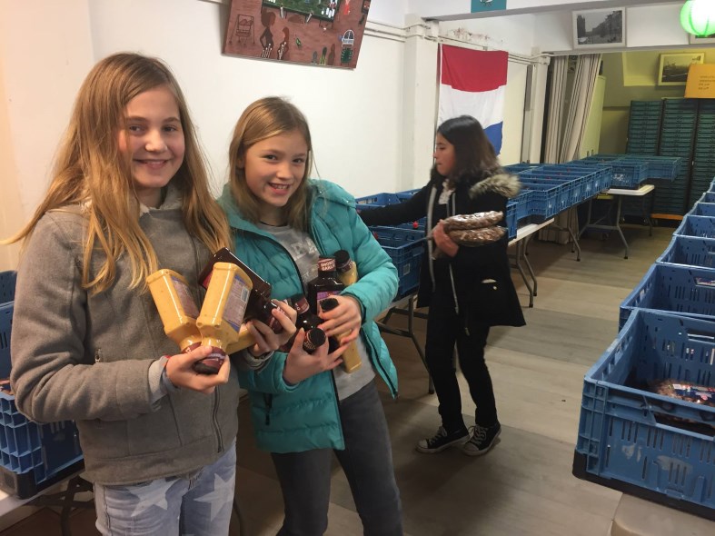 In actie voor de Voedselbank Isobel en Jade waren zo enthousiast over de schoolactie voor de Voedselbank, dat zij zelf een dag meehielpen.