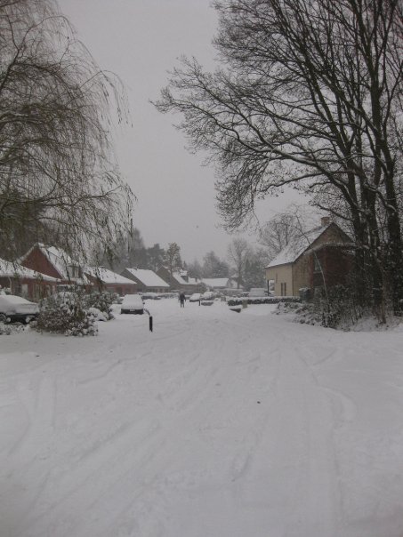 Blijkbaar ligt er ook sneeuw in België. De foto s van ons huis en de straat spreken voor zich. Zal ik een Witte Kerst in België missen?