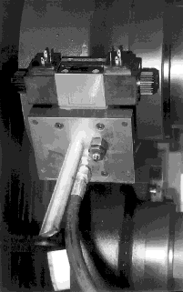 Werking: Als de machine niet operationeel is (figuur 1), drijft de motor (5) de pomp (6) aan, die het systeem voortdurend met olie voedt.