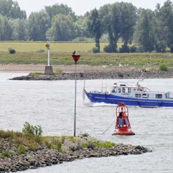 2 De Rivierkundige werking van de Waal Bij deze hoge waterstanden dringen ingrijpen in een gebied, stroomopwaarts door volgens een zogenaamde uitdempende kromme.