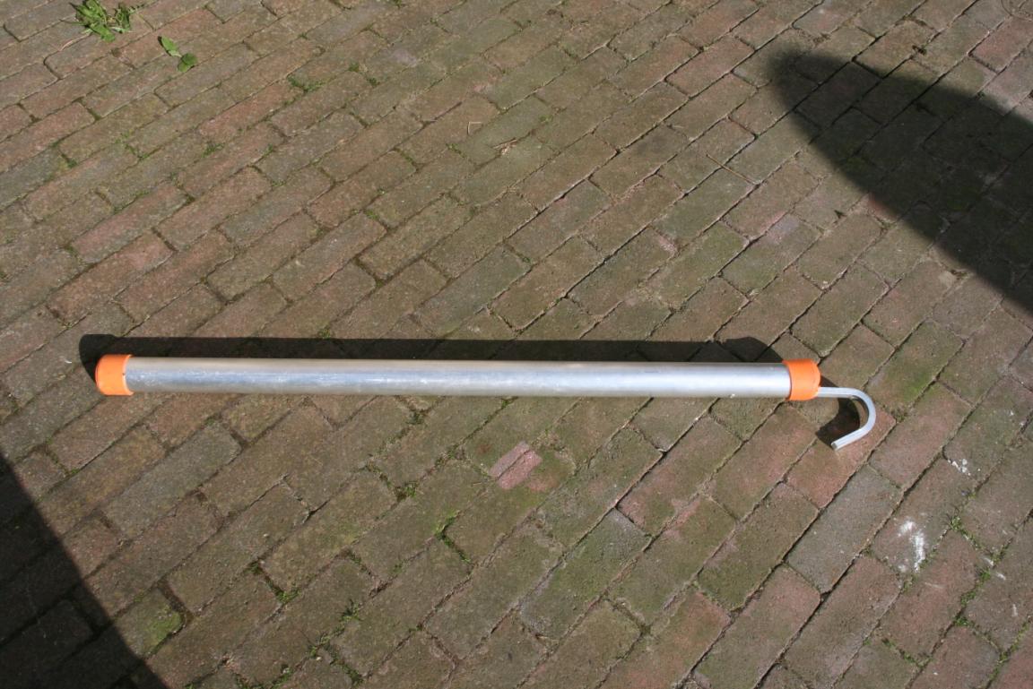 (45) De verbindingsbuis is een aluminium buis van 50mm met een gelaste aluminium haak die