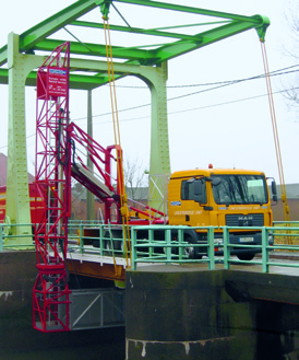 Laagwerkers MBI 90-1/S Vrachtwagen/zelfrijdend werkvoertuig Max. horizontale reikwijdte onder het bouwwerk 9,00 m Platformbreedte (grondplatform/teleplatform) 1,00/0,90 m Max. afzinkdiepte 6,50 m Max.