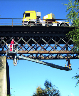 Road-Rail laagwerkers MBL 1.200T Vrachtwagen/zelfrijdend werkvoertuig Max. horizontale reikwijdte onder het bouwwerk 12,00 m Max. afzinkdiepte 15,00 m Max. werkhoogte 16,50 m Max.