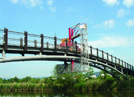 Laagwerkers op aanhanger Laagwerker op aanhanger Of het nu gaat om een brede brug of een smalle voetgangersbrug.