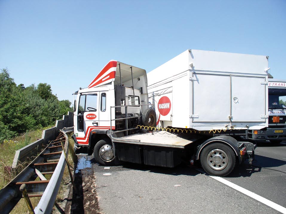 Steekproeven met gedragswaarneming. Hierbij worden chauffeurs steekproefsgewijs ondervraagd over hun ervaringen met de anti-ongevalsystemen.