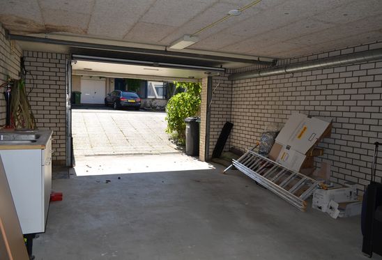 Extra ruimte In het souterrain bevindt zich een ruime voorraadkelder en een inpandige garage voorzien van een kanteldeur.