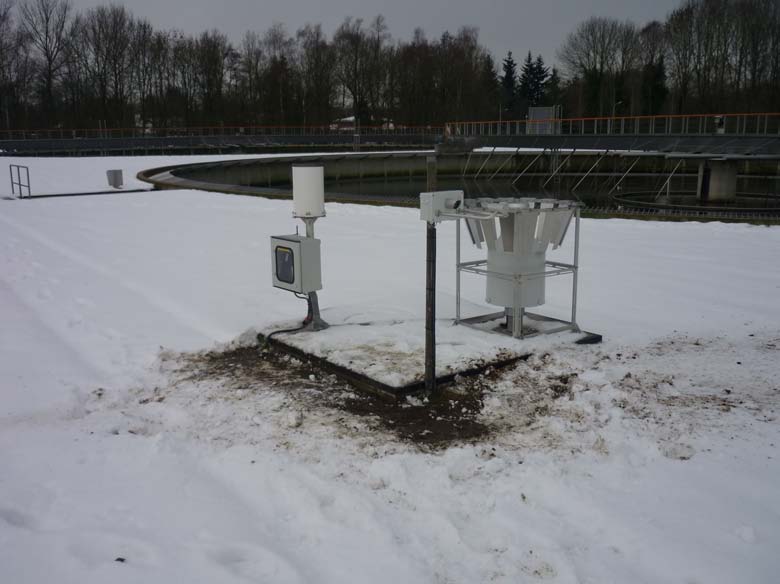 Naast de radar heeft het KNMI grondstations, en vaak hebben waterschappen en gemeentes er ook één of meer in hun beheergebied staan.